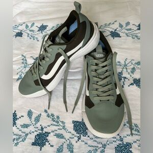 VANS Ultra Range Ultra Cush Women’s S 8.5 EUC  Green, Black and White